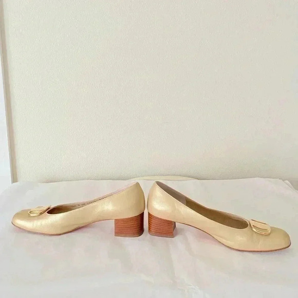 Salvatore Ferragamo Gold Emblem Round Toe Block Heel Narrow Size 8.5 - Picture 6 of 9